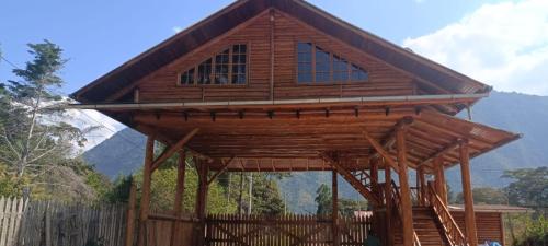 Cabaña de madera grande con techo de gambrel en CABAÑAS RANCH OXAPAMPA, en Oxapampa