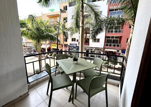 Beautiful, 2 double bedrooms apartment in Central Los Cristianos, 3 mins from the beach