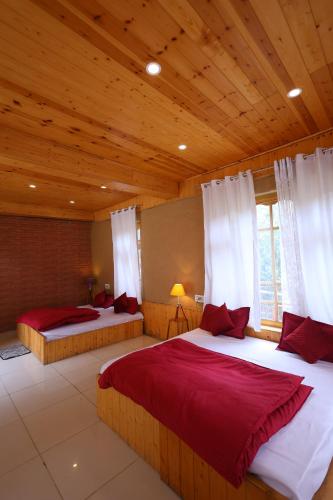 Postel nebo postele na pokoji v ubytování Tirthan Village Resort - Tirthan Valley