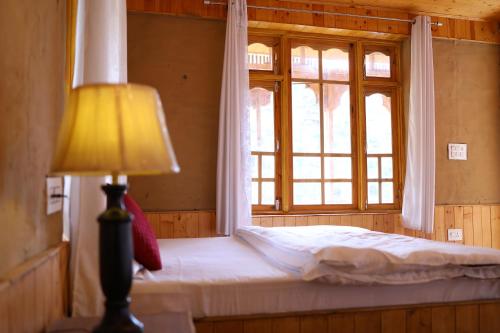 Postel nebo postele na pokoji v ubytování Tirthan Village Resort - Tirthan Valley
