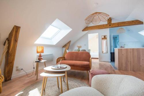 een woonkamer met een bank en een stoel bij L'appartement Bohême in Angers