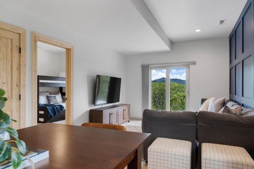 Televisyen dan/atau pusat hiburan di Alpine Escape: Family-Friendly w/ Gorgeous Scenery