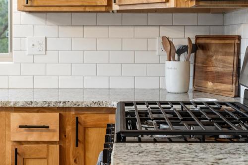 Dapur atau dapur kecil di Alpine Escape: Family-Friendly w/ Gorgeous Scenery