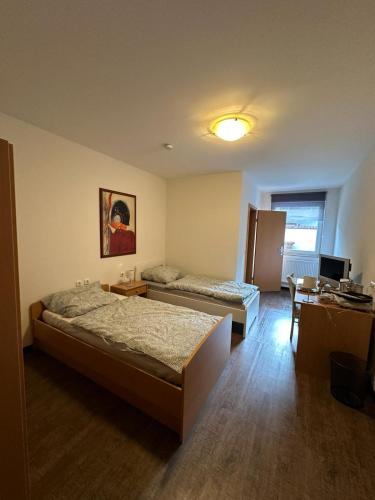 Säng eller sängar i ett rum på AR LIVING Rüsselsheim