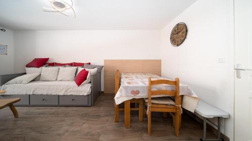 a bedroom with a bed and a table and chairs at C du Verdon 312- appt au pied des pistes 6-7 pers in Allos