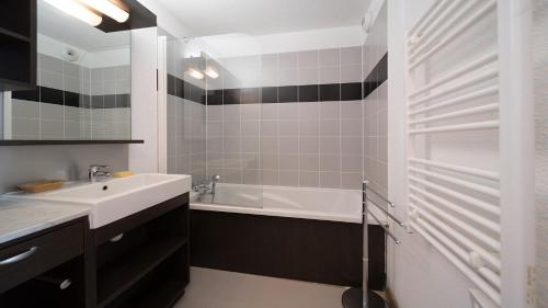 a bathroom with a sink and a bath tub at C du Verdon 312- appt au pied des pistes 6-7 pers in Allos