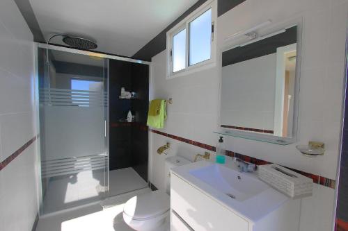 een badkamer met een douche, een wastafel en een toilet bij 1149 Unique beachfront Penthouse Marbella Center 400m2 in Marbella
