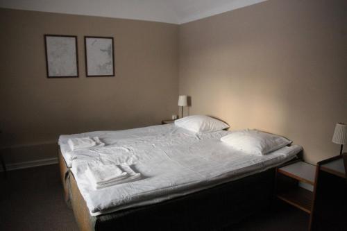 a bedroom with a bed with white sheets and pillows at Utoopia nr 9 in Kõrgessaare