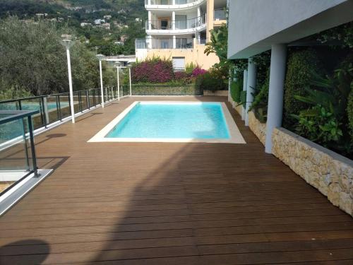 une piscine sur une terrasse à côté d'un bâtiment dans l'établissement Beautiful Apartment With Pool Near Monaco, à Beausoleil