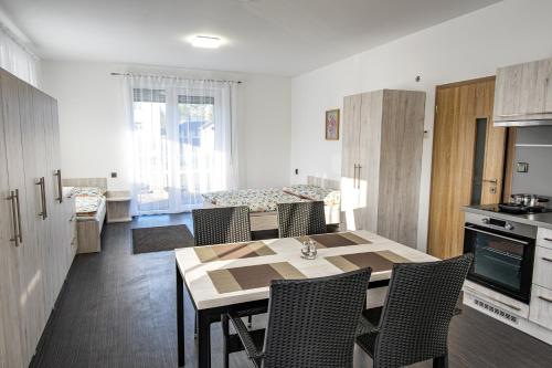 una cucina e una sala da pranzo con tavolo e sedie di Penzion Fann a Humpolec