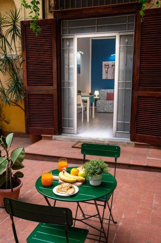 a table with a plate of fruit on it at Napoli Centro Casa Vacanza in Naples