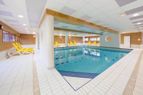 une grande piscine dans une chambre d'hôtel dans l'établissement Appartement aux Orres 1800, aux Orres