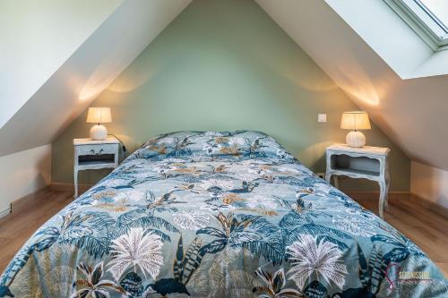 een slaapkamer met een bed en twee nachtkastjes bij La maison de la petite lande in Saint-Jean-du-Doigt