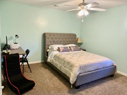 a bedroom with a bed and a desk and a ceiling fan at Dells Paradise At Lighthouse Cove Condominiums in Wisconsin Dells