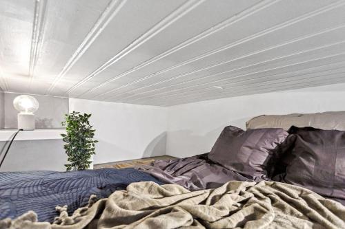 um quarto com uma cama e um tecto branco em Cozy room in central Oslo Grunerløkka em Oslo