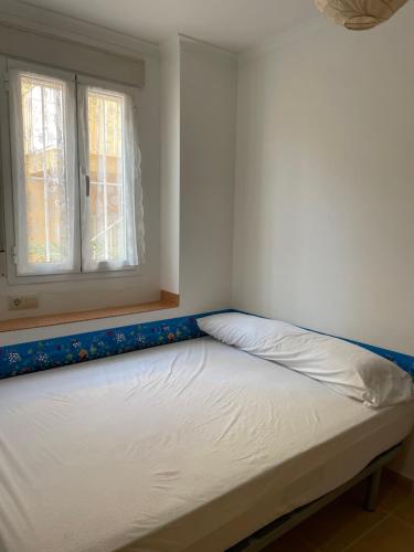 a bed in a room with a window at Cumbre Del Sol Segrelles 11 in Cumbre del Sol