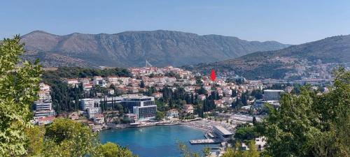 vistas a una ciudad con un cuerpo de agua en Villa Blue Promenade, en Dubrovnik