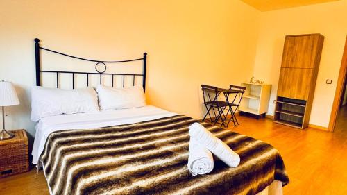 Un dormitorio con una cama con zapatos blancos. en Apartamento completo para 8 personas a 5 minutos del aeropuerto e IFEMA, en Madrid