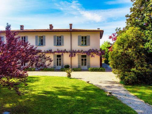 una vista esterna di una grande casa con cortile di Dandelion Como Suites & Park a Villa Guardia