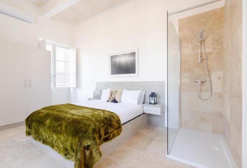 - une chambre blanche avec un lit et une douche dans l'établissement Rare Seaview Condo in Valletta 2, à La Valette