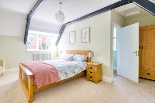 um quarto com uma cama grande e uma mesa de cabeceira em The Yorkshire Hosts - Enholmes Coach House em Hull