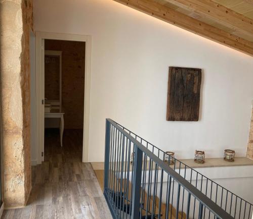 uma escada numa casa com um quadro na parede em Can Roig em Ses Salines