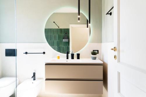een badkamer met een wastafel en een spiegel bij La Casa dei Mori - Ortigia Central Apartment in Siracusa