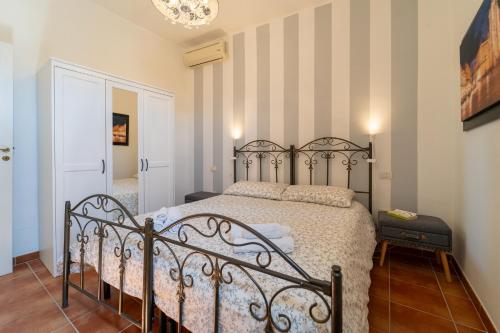 een slaapkamer met een bed in een kamer bij La Casa dei Mori - Ortigia Central Apartment in Siracusa