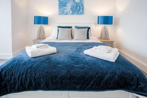 Katil atau katil-katil dalam bilik di Pencw Garden View - 3 Bed Apartment - Saundersfoot