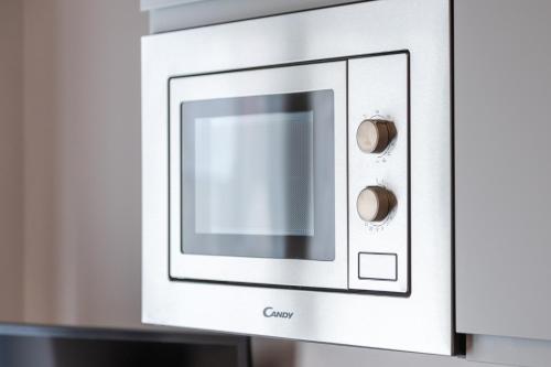 a microwave oven sitting on top of a counter at La Casa Nelle Aie - Appartamento Nebbiolo - Free WiFi e AC in La Morra