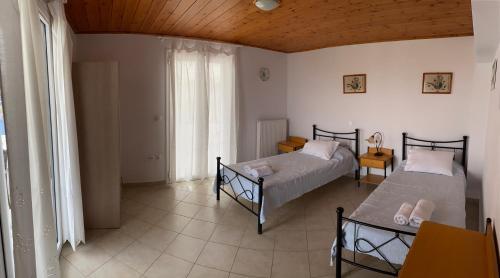 A bed or beds in a room at Pelagos Rooms on Gyrismata beach