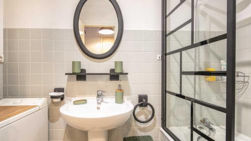 une salle de bain avec un lavabo et une douche avec un miroir dans l'établissement Le Carina -4- charmant Studio 4 pers, à Chamrousse