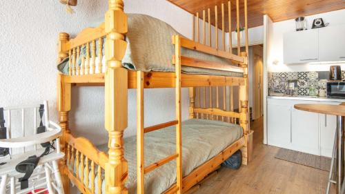 1 Schlafzimmer mit 2 Etagenbetten in einer Küche in der Unterkunft Le Carina -4- charmant Studio 4 pers in Chamrousse