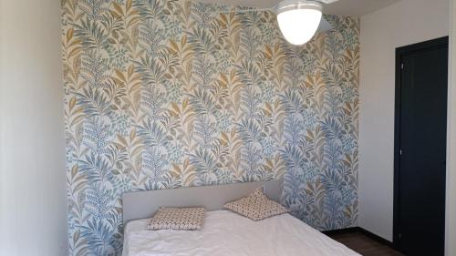 ein Schlafzimmer mit einem Bett mit einer blauen und goldenen Tapete in der Unterkunft Villa Angela in Torre dell'Orso