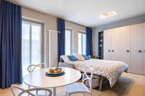 - un salon avec un lit et une table dans l'établissement La Casa Nelle Aie - Appartamento Dolcetto - Private Parking - Free Wifi & AC, à La Morra