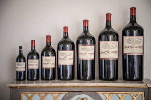 un groupe de bouteilles de vin posées sur une table dans l'établissement Les Clefs de Troplong Mondot, à Saint-Émilion