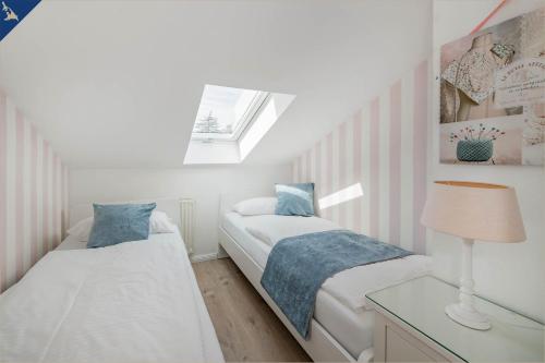 黑靈斯多夫的住宿－Apartment Westfalia 2，小型客房 - 带2张床和窗户