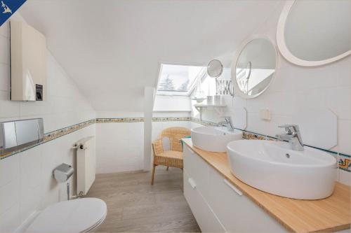 ヘリングスドルフにあるApartment Westfalia 2のバスルーム(洗面台2台、鏡付)