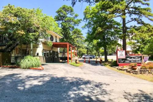 un bâtiment dans une rue avec des arbres en arrière-plan dans l'établissement Deer Hollow Cottage at Tradewinds, à Eureka Springs