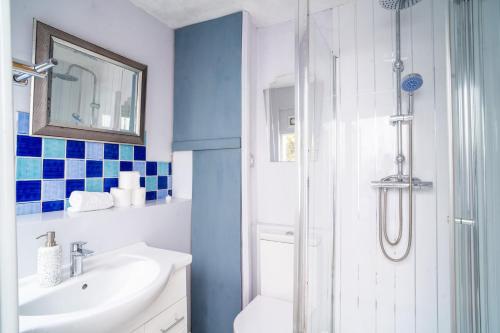 bagno con lavandino bianco e doccia di GuestReady - One lovely experience in Brighton a Brighton & Hove