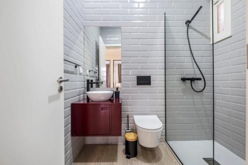 La salle de bains est pourvue de toilettes et d'un lavabo. dans l'établissement Ponte Nova Studios, à Funchal