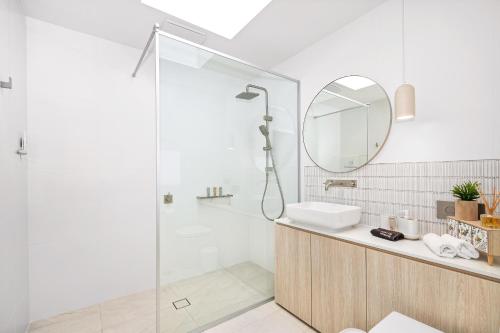 La salle de bains est pourvue d'une douche, d'un lavabo et d'un miroir. dans l'établissement Sunrise at Middleton, à Albany