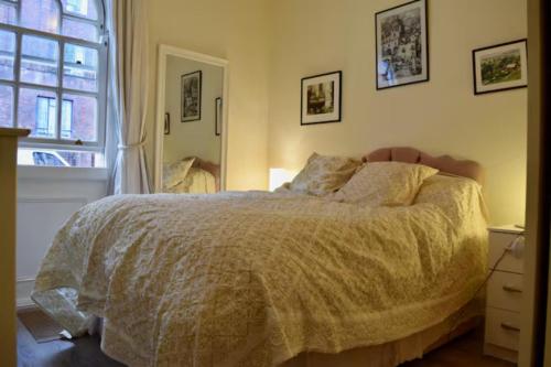 a bedroom with a bed and a window at Spacious luxury central London 1-bed apartment in London