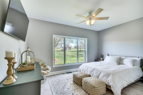 Ένα ή περισσότερα κρεβάτια σε δωμάτιο στο Bright and Elegant Home in High Point with Deck!