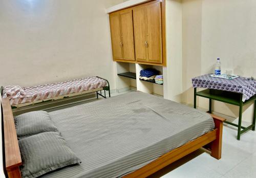 Pokój z 2 łóżkami piętrowymi i stołem w obiekcie Sundaram Rooms w mieście Coimbatore