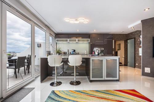 an open kitchen and dining room with a large window at Studio Comfort in Steinhude