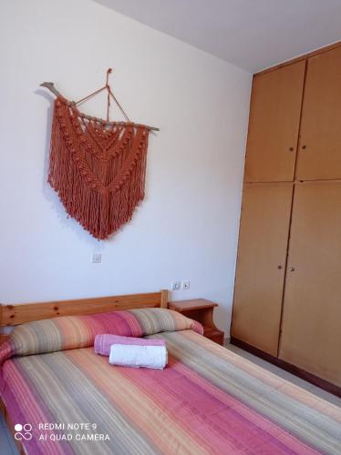 sypialnia z łóżkiem z kocem w obiekcie Green House w mieście Karistos