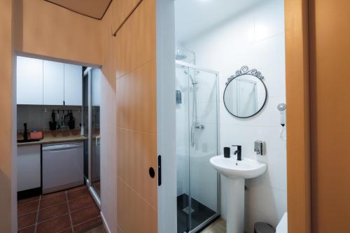 uma casa de banho com um chuveiro e um lavatório. em La Casita de la Gula em Jarandilla de la Vera