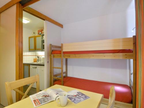 Habitación con mesa y litera en Studio Belle Plagne, 1 pièce, 4 personnes - FR-1-181-2074 en La Plagne Tarentaise