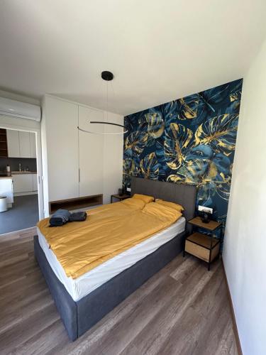 8638 Apartments B/1 في بالاتونليل: غرفة نوم بسرير مع لوحة على الحائط